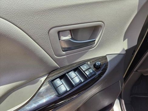 Used 2019 Toyota Sienna XLE w/ XLE Navigation Package FWD image 9