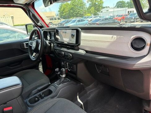 Used 2024 Jeep Wrangler Unlimited Sahara w/ Technology Group AWD/4WD image 31