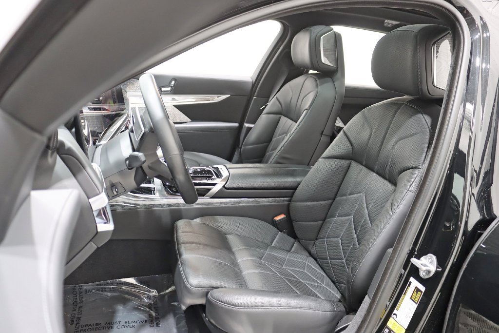 Used 2023 BMW 760i xDrive AWD/4WD image 28
