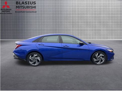 Used 2025 Hyundai Elantra Sport FWD image 4