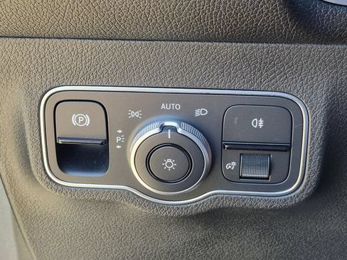 Used 2023 Mercedes-Benz GLB 250 image 34