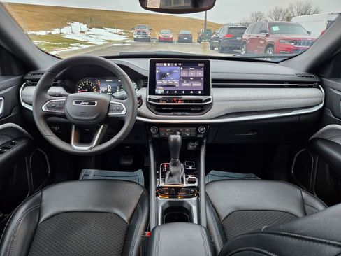 Used 2023 Jeep Compass Latitude w/ Mopar Graphics Package image 17