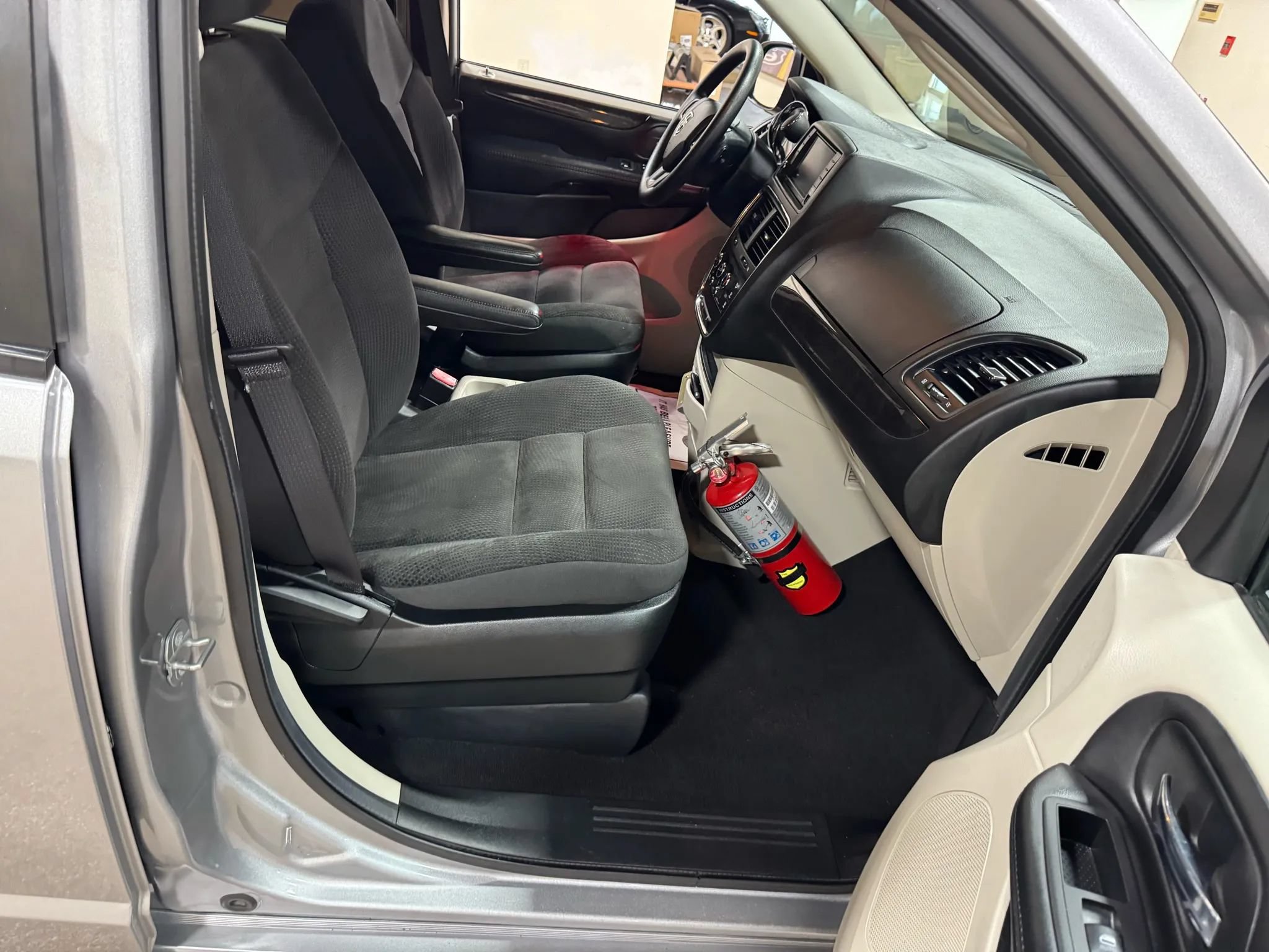 Used 2018 Dodge Grand Caravan SE FWD image 37
