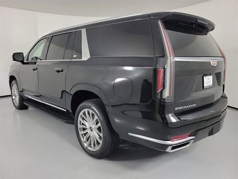 Used 2023 Cadillac Escalade ESV Premium Luxury image 3