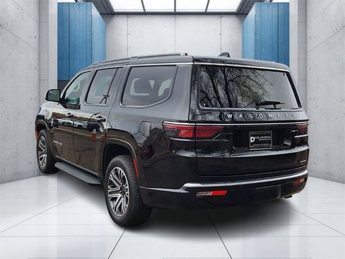Used 2024 Jeep Wagoneer Series II w/ Flexible Seating Group image 5