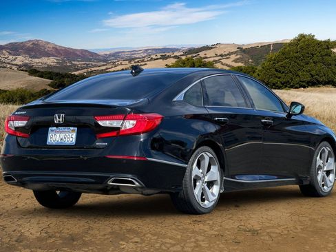 Used 2018 Honda Accord Touring image 4