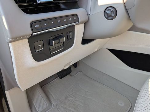 Certified 2023 Cadillac Escalade Premium Luxury Platinum AWD/4WD image 12