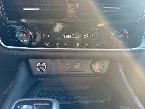 Used 2022 Nissan Rogue SV image 24