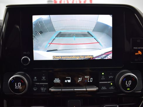 Used 2023 Toyota Highlander LE AWD/4WD image 18