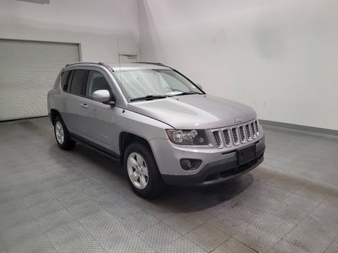 Used 2017 Jeep Compass Latitude FWD image 13