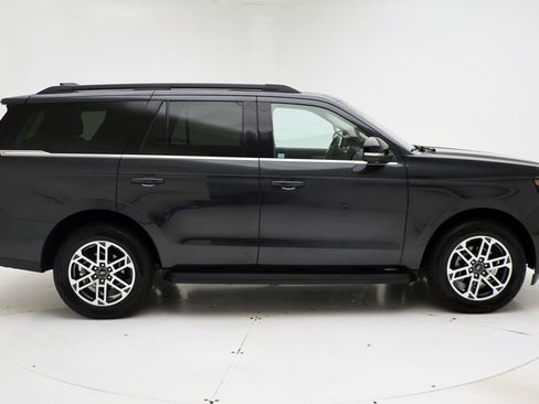 Used 2025 Ford Expedition Active AWD/4WD image 3