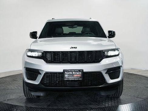 Used 2023 Jeep Grand Cherokee Altitude AWD/4WD image 2