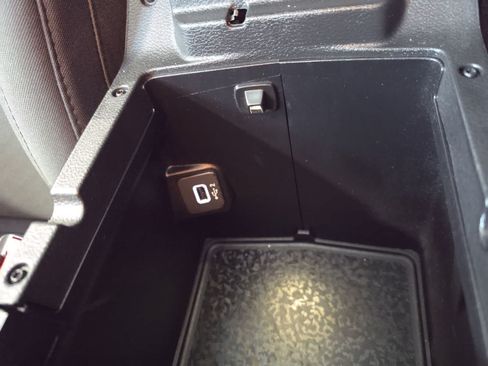 Used 2023 Jeep Wrangler Unlimited Sahara AWD/4WD image 26