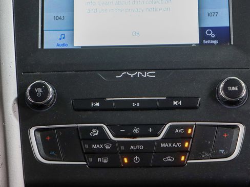 Used 2020 Ford Fusion SE image 20