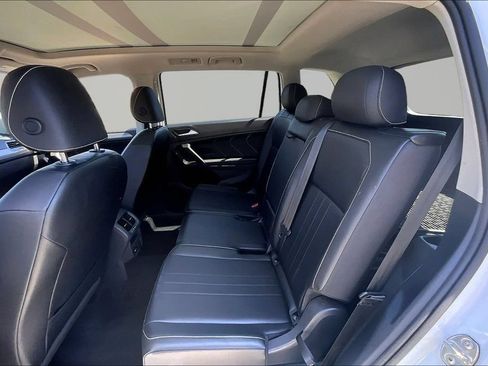 Used 2022 Volkswagen Tiguan SE w/ Panoramic Sunroof Package FWD image 23