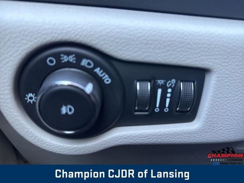 Used 2023 Chrysler Pacifica Touring-L image 37