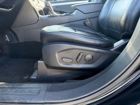 Used 2017 Ford Explorer XLT w/ Equipment Group 202A image 10