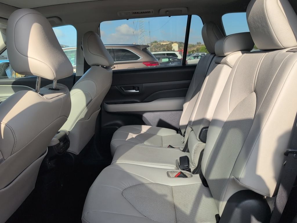 Certified 2025 Toyota Grand Highlander FWD image 4