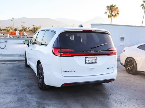 Used 2024 Chrysler Pacifica Limited FWD image 7