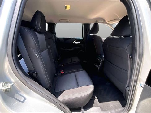 Used 2023 Mitsubishi Outlander ES FWD image 38