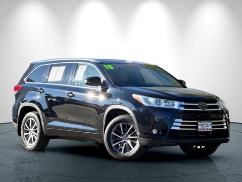 Used 2018 Toyota Highlander XLE image 2