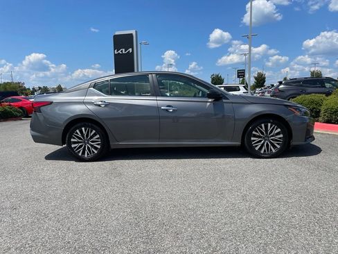 Used 2025 Nissan Altima 2.5 SV FWD image 8