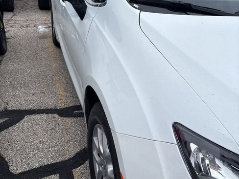 Used 2022 Chrysler Voyager LX image 5