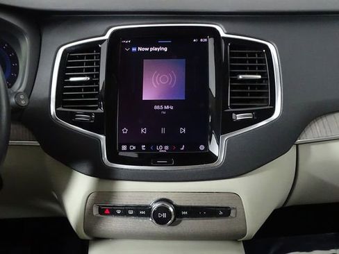 Used 2023 Volvo XC90 B6 Plus image 29