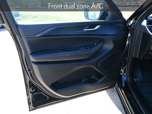 New 2025 Jeep Grand Cherokee L Laredo image 11