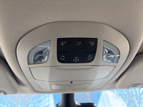 Used 2023 Chrysler Pacifica Touring-L image 28
