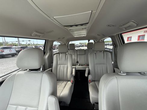 Used 2013 Chrysler Town & Country Touring-L w/ Driver Convenience Group FWD image 25