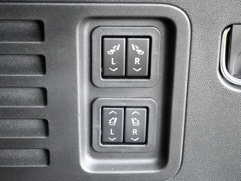 Used 2024 Chevrolet Traverse RS image 17