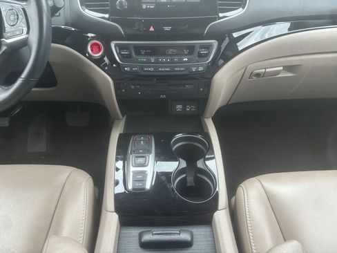 Used 2020 Honda Pilot Touring image 11