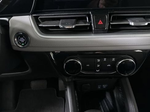 Used 2025 Chevrolet TrailBlazer LT AWD/4WD image 17