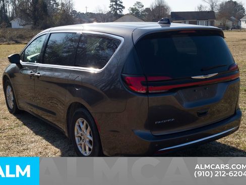 Used 2023 Chrysler Pacifica Touring-L image 24