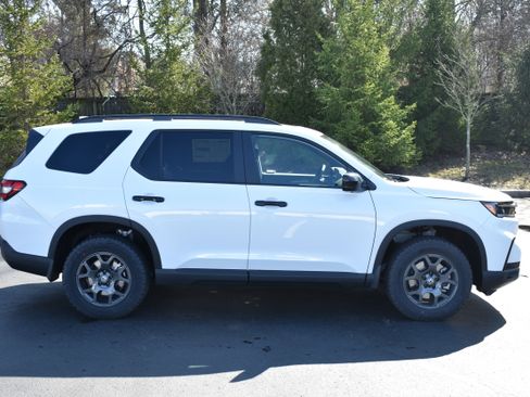 New 2025 Honda Pilot TrailSport image 9