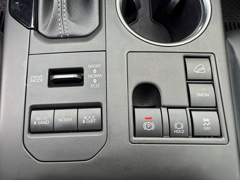 Certified 2023 Toyota Highlander XLE image 28