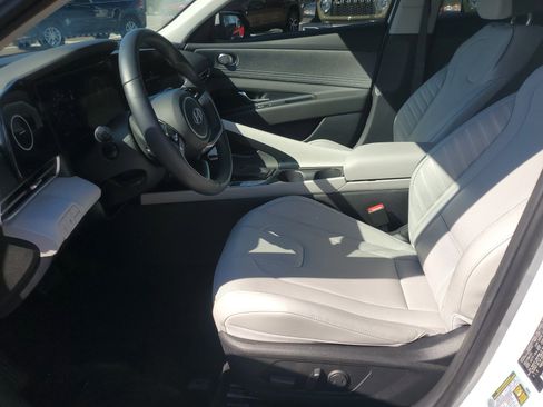 Used 2024 Hyundai Elantra Limited image 11
