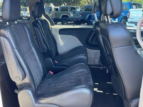 Used 2015 Chrysler Town & Country Limited image 24