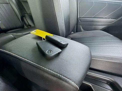 Used 2022 Volkswagen Tiguan SE w/ Panoramic Sunroof Package image 40