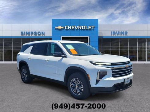 Used 2026 Chevrolet Traverse LT FWD image 2