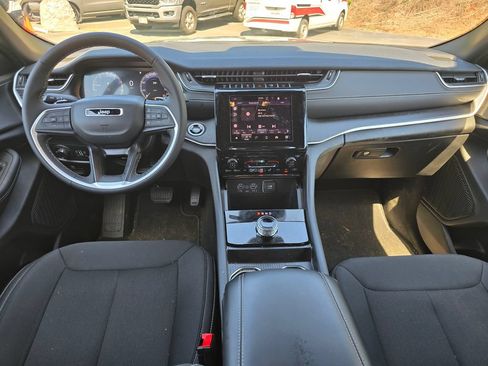 Used 2025 Jeep Grand Cherokee Laredo X AWD/4WD image 5
