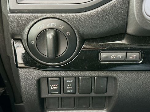 Used 2024 Nissan Titan SV w/ SV Convenience Package image 17