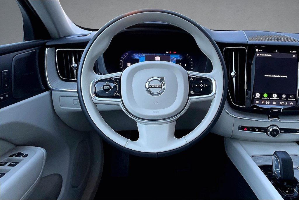 Used 2023 Volvo XC60 B5 Plus AWD/4WD image 9