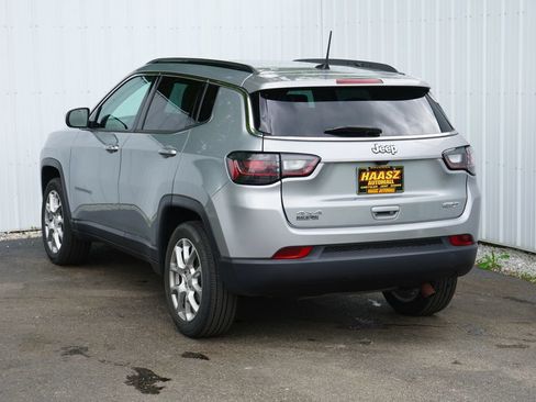 Used 2022 Jeep Compass Latitude w/ Sun and Sound Group AWD/4WD image 4