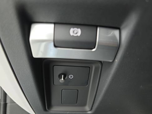 New 2026 Land Rover Defender 110 X-Dynamic SE image 25