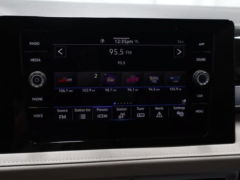 Used 2025 Volkswagen Taos SE FWD image 3
