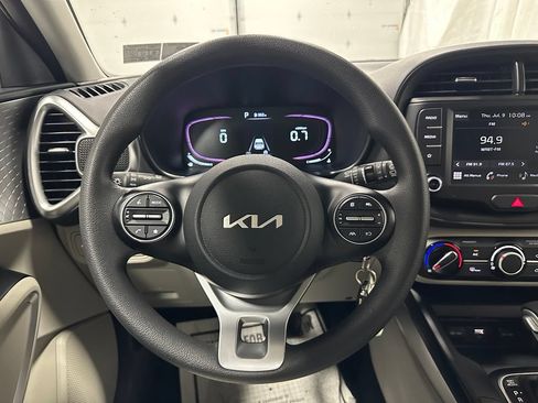 Used 2023 Kia Soul LX w/ LX Technology Package FWD image 18