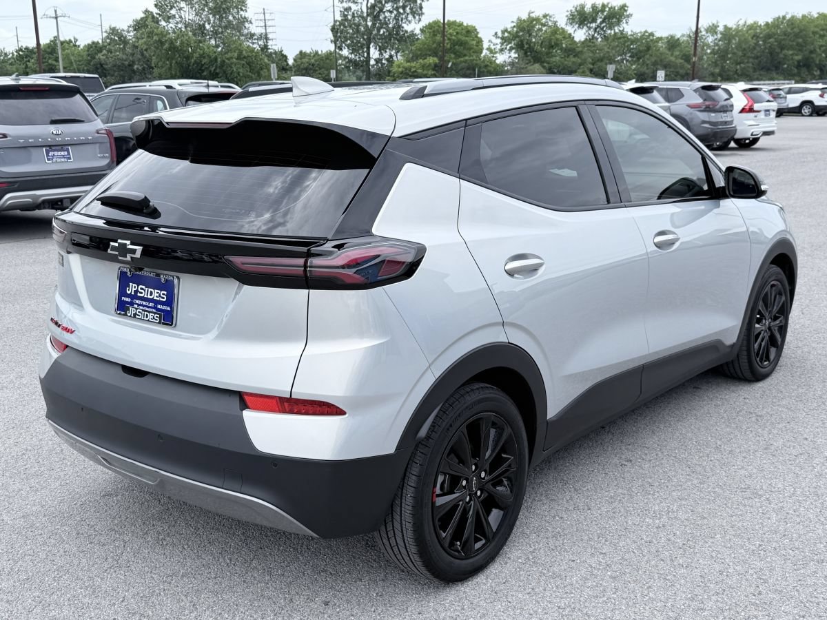 Used 2023 Chevrolet Bolt EUV LT w/ Convenience Package FWD image 4