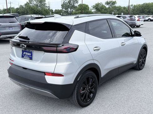 Used 2023 Chevrolet Bolt EUV LT w/ Convenience Package FWD image 4